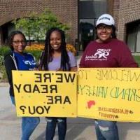 2019年优秀黑人迎新会的学生举着标语